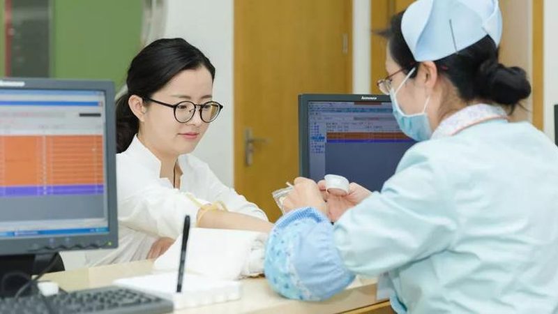 传统的体检报告解读主要依赖于医生的专业知识和经验，但存在以下痛点：